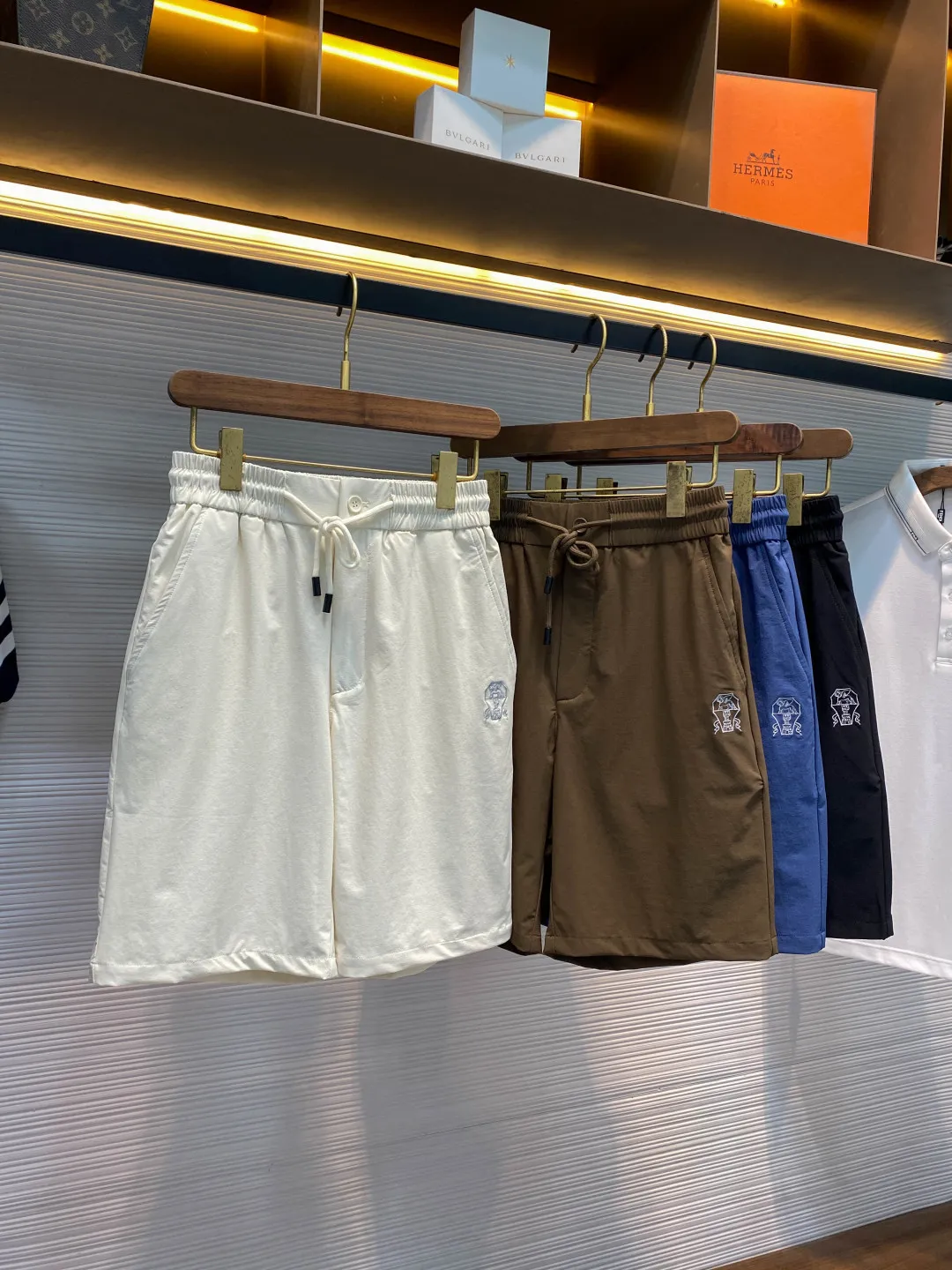 (Apricot color does not have XL. 2XL) BC 26SS spring and summer New Arrival imported technical cotton fashionable drawstring shorts, men's Classic badge embroidered sports casual Versatile shorts three-quarter pants! Trading company channels are rare and available on the official website simultaneously! BCNew Arrival shorts are undoubtedly a shining star in summer. They attract the attention of countless fashion lovers with their exquisite details, comfortable wearing experience and unique style! These shorts are made of custom-made technical cotton. When you touch it lightly, you can feel the unique texture. The texture is crisp and stylish, as if every fiber contains tough power! They are not as soft as ordinary cotton, but have a good sense of support. Whether you are standing, walking or sitting down, the shorts can always maintain a crisp shape, showing a neat and capable temperament! Classic contrasting color badge embroidery on the front, which contains profound cultural heritage and fashion connotation! The designer carefully selected contrasting colors to make the badge stand out on the shorts, and the embroidery craftsmanship is extremely exquisite. Every stitch and thread is meticulous, bringing the pattern of the badge to life before your eyes! The elastic drawstring waistband is paired with a zipper fly. This design takes into account both comfort and practicality! The elastic drawstring can be freely adjusted according to your waistline. Whether you are slim or slightly plump, you can find the tightness that suits you best, allowing you to wear it more comfortably! The fitted fit is neither draggy nor restricting your movements like overly tight shorts. It can perfectly fit your body curves and show off your figure advantages! Apricot/coffee/Blue/Black, four colors available! Size: M-3XL M size: Waist 66/72cm - Hips 96cm - Front 32cm - Thigh 62cm - Trouser length 52cm L size: Waist 71/77cm - Hips 101cm - Front 33cm - Thigh 64cm - Trouser length 53cm XL size: Waist 76/82cm - Hips 106cm - Front 34cm - Thigh 66cm - Trouser length 54cm XXL code: Waist 81/87cm - Hips 111cm - Front 35cm - Thigh 68cm - Trouser length 55cm 3XL: Waist 86/92cm - Hips 116cm - Front 35cm - Thigh 70cm - Trouser length 56cm Size recommendation (standard version): Height 174-140 catties, try on L size! Boys weighing less than 128 pounds should choose M size, 128-140 pounds should choose L size, 140-153 pounds should choose XL size, 153-166 pounds should choose XXL size, and 166-180 pounds should choose 3XL size!